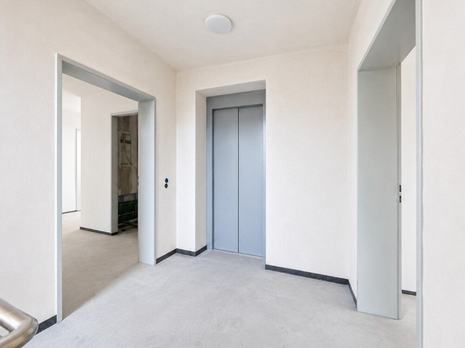 (4) Ein komfortabler Aufzug f�hrt Sie zu den Wohnungseing�ngen im zweiten Obergeschoss Etagenwohnung Oberhausen / Klosterhardt-Nord