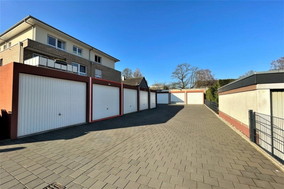 (25) Der gepflegte Garagenhof mit Blick auf die zur Wohnung geh�rende PKW Garage Etagenwohnung Bottrop / Grafenwald
