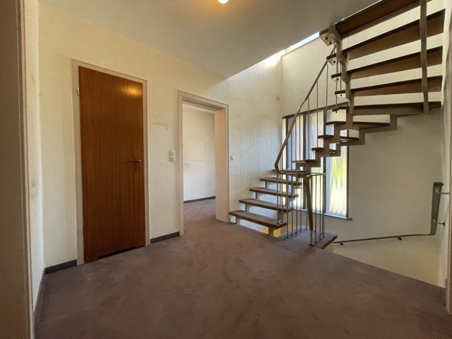 (5) Ein erster Blick in den ger�umigen und zentral liegenden Hausflur im Erdgeschoss Einfamilienhaus Bottrop / Fuhlenbrock