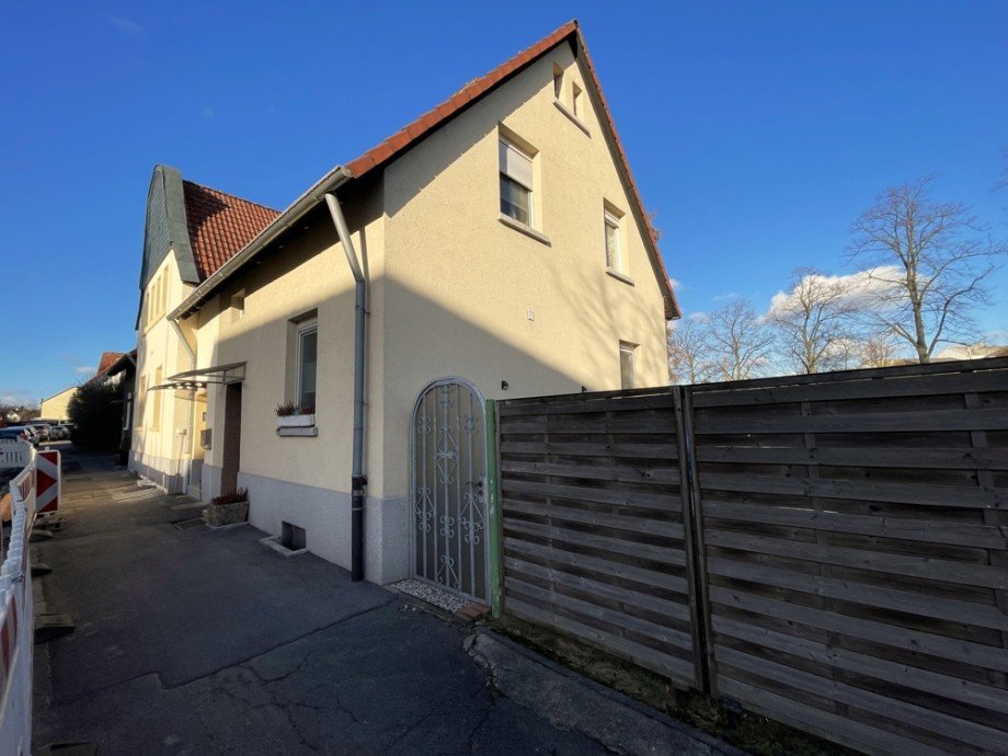 (2) Ein Blick auf die Hausfront mit Hauseingangsbereich und seitlichem Grundst�ckszugang Reiheneckhaus Gladbeck / Schultendorf