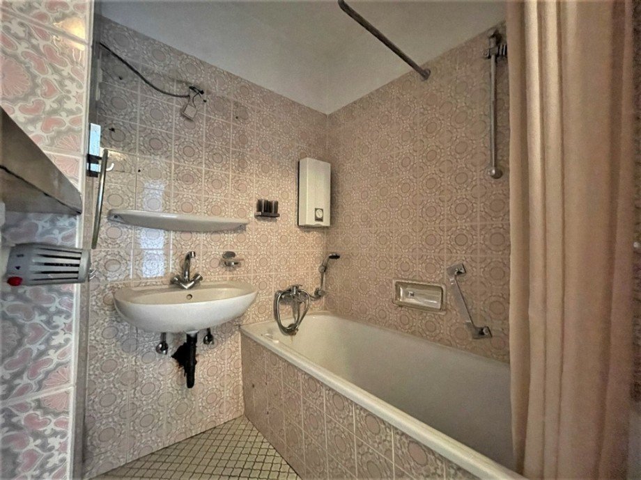 (10) Direkt neben dem WC befindet sich das Wannenbadezimmer Etagenwohnung Bottrop / Batenbrock