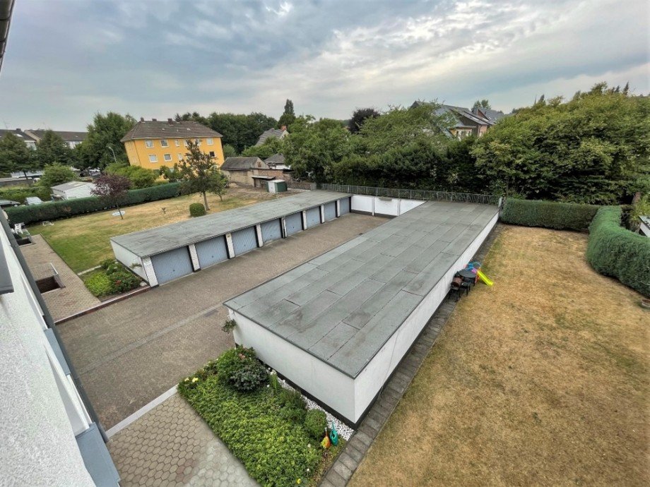 (12) Der Ausblick aus der K�che auf den r�ckw�rtigen Garagenhof Etagenwohnung Bottrop / Batenbrock