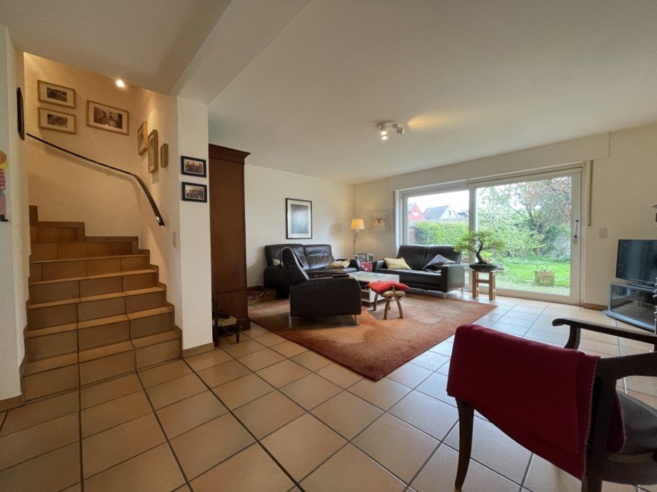 (10) Neben dem Treppenaufgang blicken wir hier in das Wohnzimmer Reiheneckhaus Bottrop / Eigen