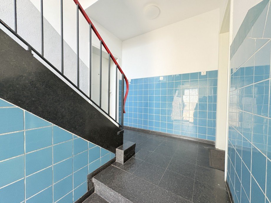 (7) Es befinden sich jeweils zwei Wohnungseing�nge pro Etagenpodest Mehrfamilienhaus Bottrop / Batenbrock