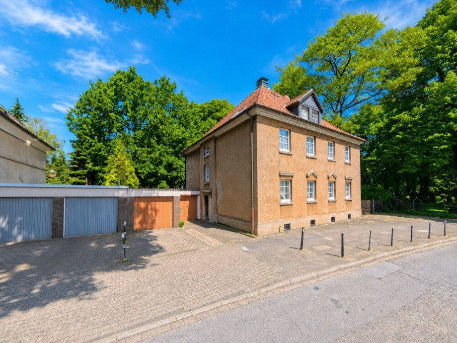 (3) Ein Blick auf die linke Geb�udeseite Mehrfamilienhaus Bottrop / Stadtmitte