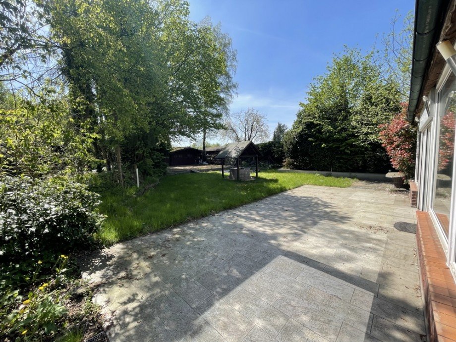 (23) Der Blick von der Terrasse in den r�ckw�rtigen Garten Einfamilienhaus Bottrop / Eigen