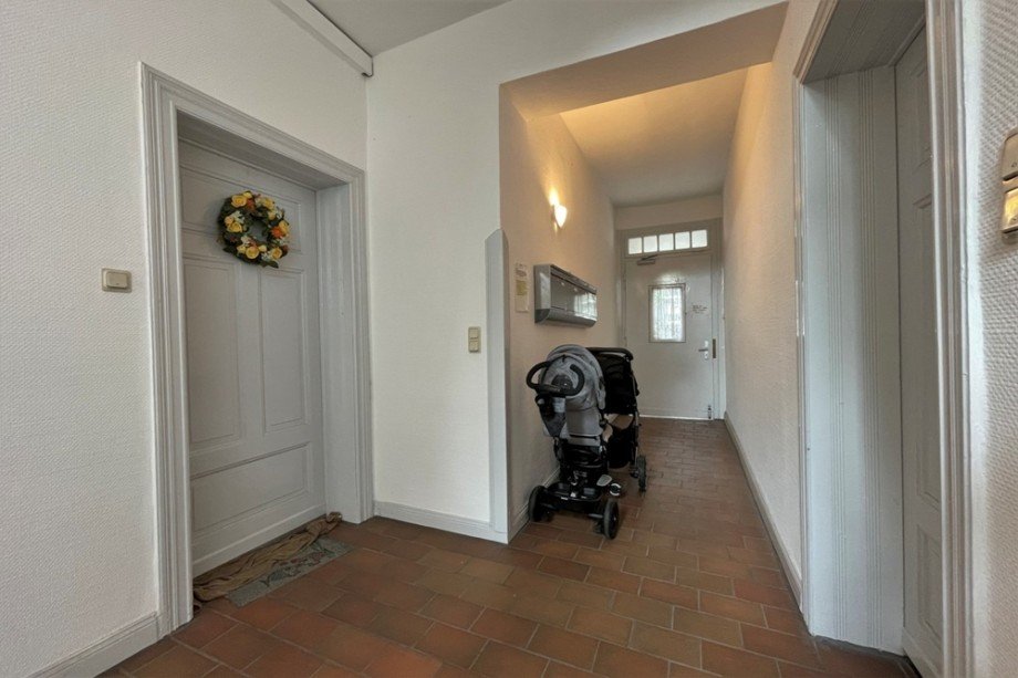 (22) Der Hausflur im Erdgeschoss aus einem anderen Blickwinkel Mehrfamilienhaus Bottrop / Batenbrock
