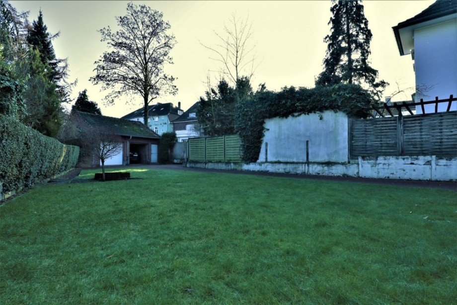 Blick entlang des Gartens zu den PKW Garagen Mehrfamilienhaus Bottrop / Stadtmitte