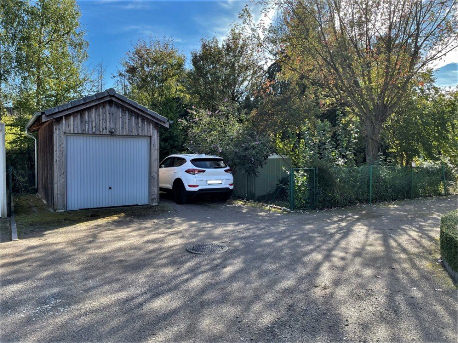 (33) Abschlie�end blicken wir hier im Au�enbereich auf die zugeh�rige Garage mit benachbartem Stellplatz Doppelhaush�lfte Bottrop / Stadtmitte