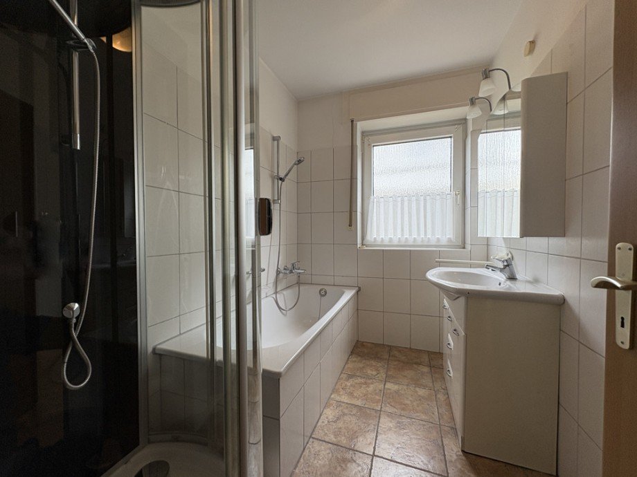 (9) Unmittelbar neben dem Badezimmer der Wohneinheit Zweifamilienhaus Bottrop / Stadtmitte