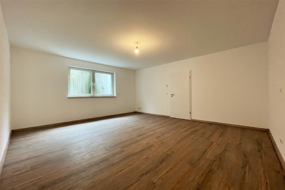 (12) Ein weiterer ger�umiger Wohnraum befindet sich ebenfalls im UG Mehrfamilienhaus Oberhausen / Klosterhadt-S�d