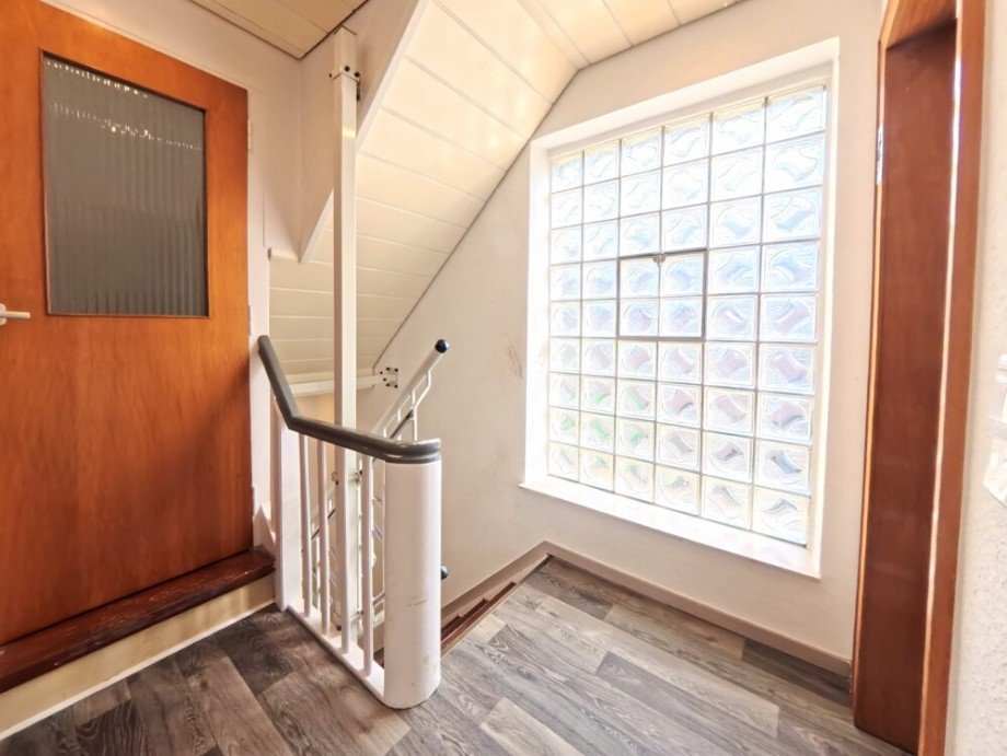 (16) Der Hausflurbereich im Obergeschoss Doppelhaush�lfte Oberhausen / Klosterhardt-Nord