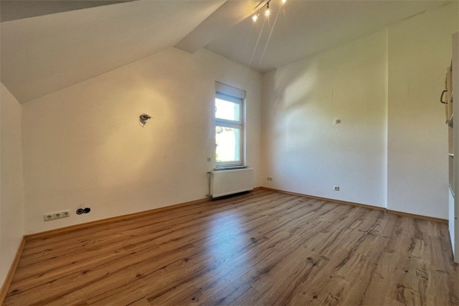 (16) Ein Blick in das erste Schlafzimmer im Obergeschoss Doppelhaush�lfte Bottrop / Eigen