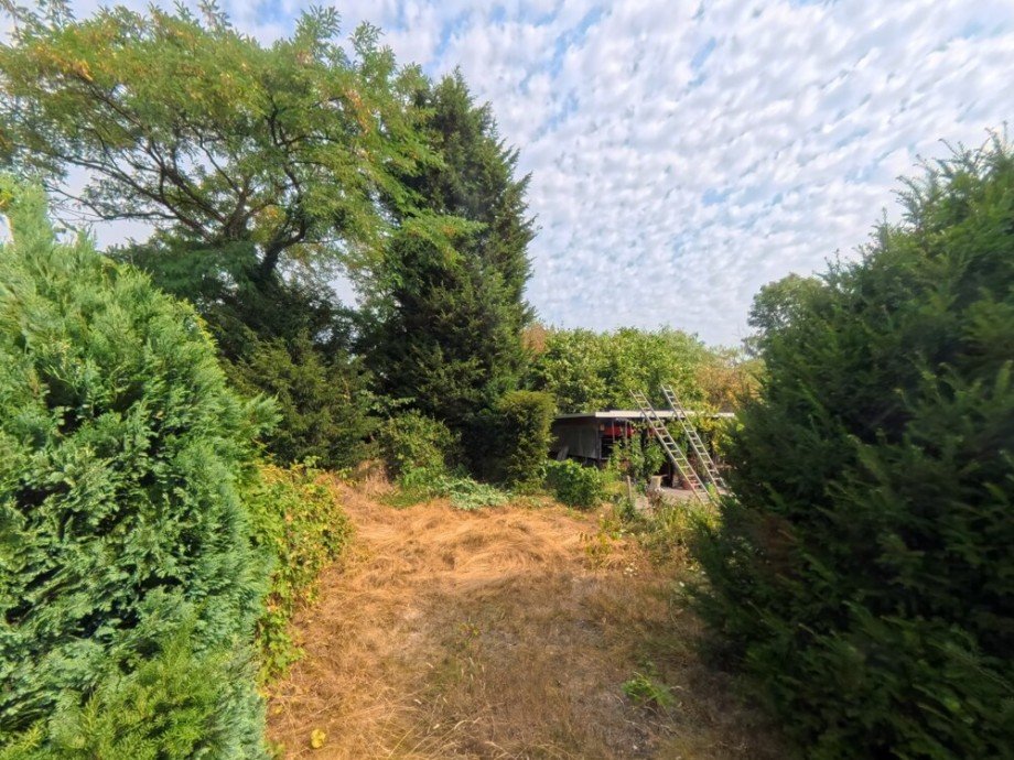 (13) Hier ein Blick auf das weitl�ufige r�ckseitige Gartengrundst�ck Doppelhaush�lfte Oberhausen / Klosterhardt-Nord