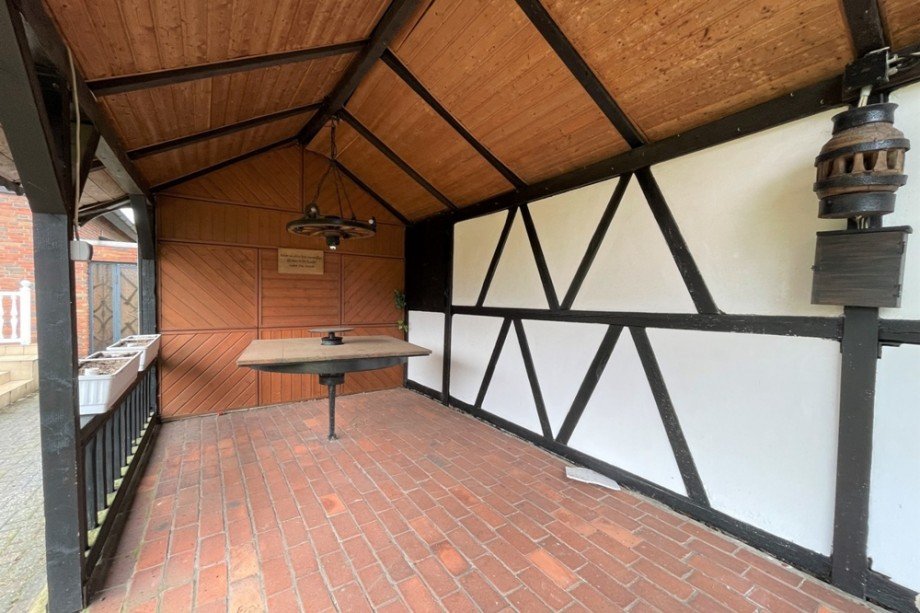 (18) Hier blicken wir in den �berdachten Freisitz im Garten Einfamilienhaus Bottrop / Batenbrock