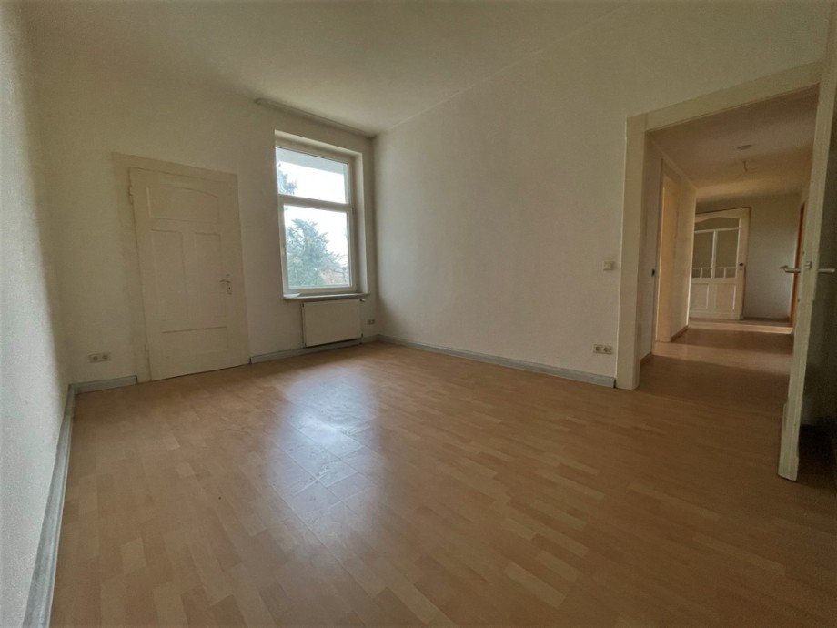 (12) Ein Blick in das weitl�ufige Wohnzimmer mit angrenzendem Badezimmer und Schlafraum Mehrfamilienhaus M�lheim an der Ruhr / Speldorf