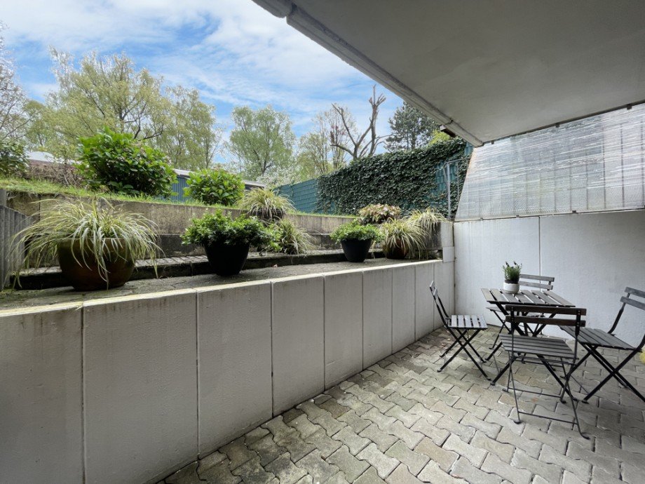 (11) Ein erster Eindruck von der Terrasse auf der Geb�uder�ckseite Souterrainwohnung Bottrop / Fuhlenbrock