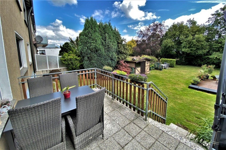 (5) Der Blick von der Terrasse im Erdgeschoss in den Garten Zweifamilienhaus Bottrop / Fuhlenbrock