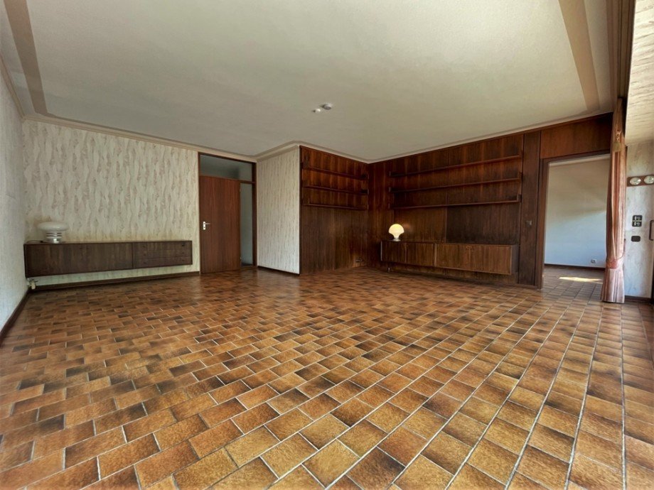 (17) Das ger�umige Wohnzimmer bietet ebenfalls Zugang in das angrenzende Esszimmer Etagenwohnung Bottrop / Stadtmitte