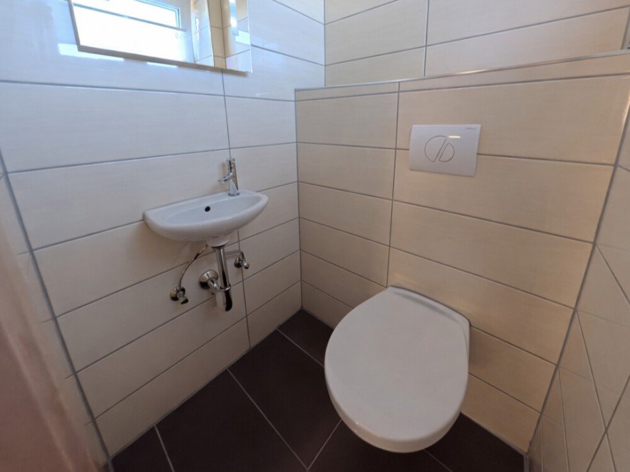 (7) Einblick in das G�ste WC im Flurbereich des Erdgeschosses Einfamilienhaus Bottrop / Feldhausen