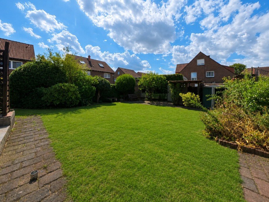 (9) Dieser Gartenbereich schlie�t sich an die Terrasse an Reihenendhaus Bottrop / Batenbrock