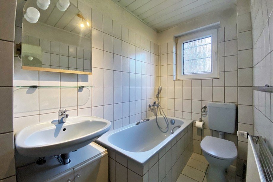 (10) Hier ein erster Einblick in das Badezimmer Doppelhaush�lfte Bottrop / Welheim