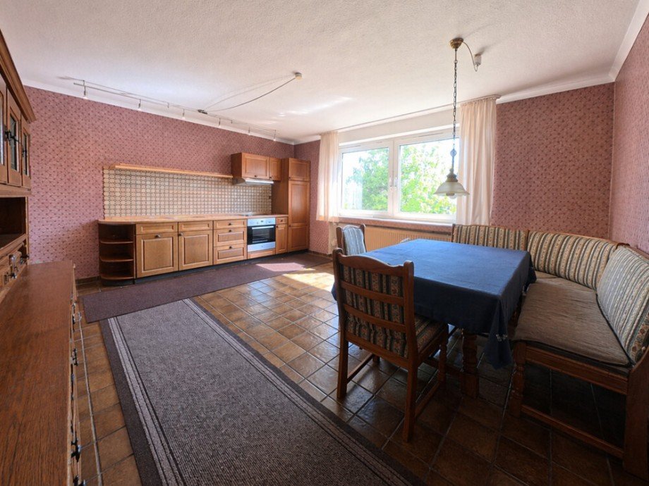 (8) Rechts betreten wir zun�chst die ger�umige K�che Bungalow Bottrop / Vonderort