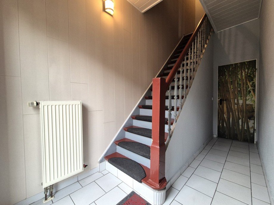 (12) Diese Treppe f�hrt Sie hinauf in das Obergeschoss Doppelhaush�lfte Bottrop / Ebel