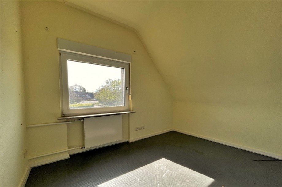 (23) Ebenfalls auf der Geb�udevorderseite gelegen betreten Sie �ber den vorgelagerten Wohnraum dieses Zimmer Einfamilienhaus Bottrop / Boy