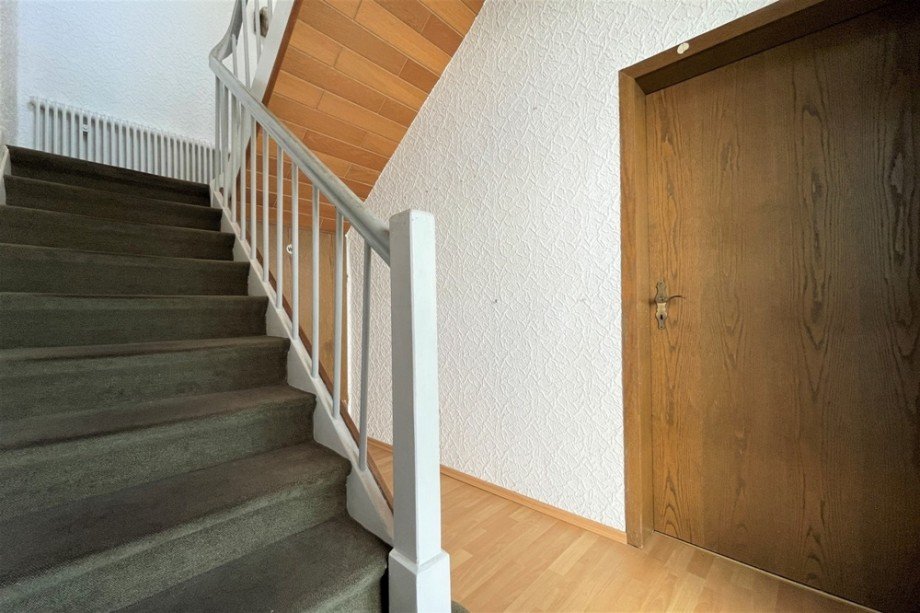 (35) �ber diese Treppe gelangen Sie in das Obergeschoss Zweifamilienhaus Bottrop / Batenbrock