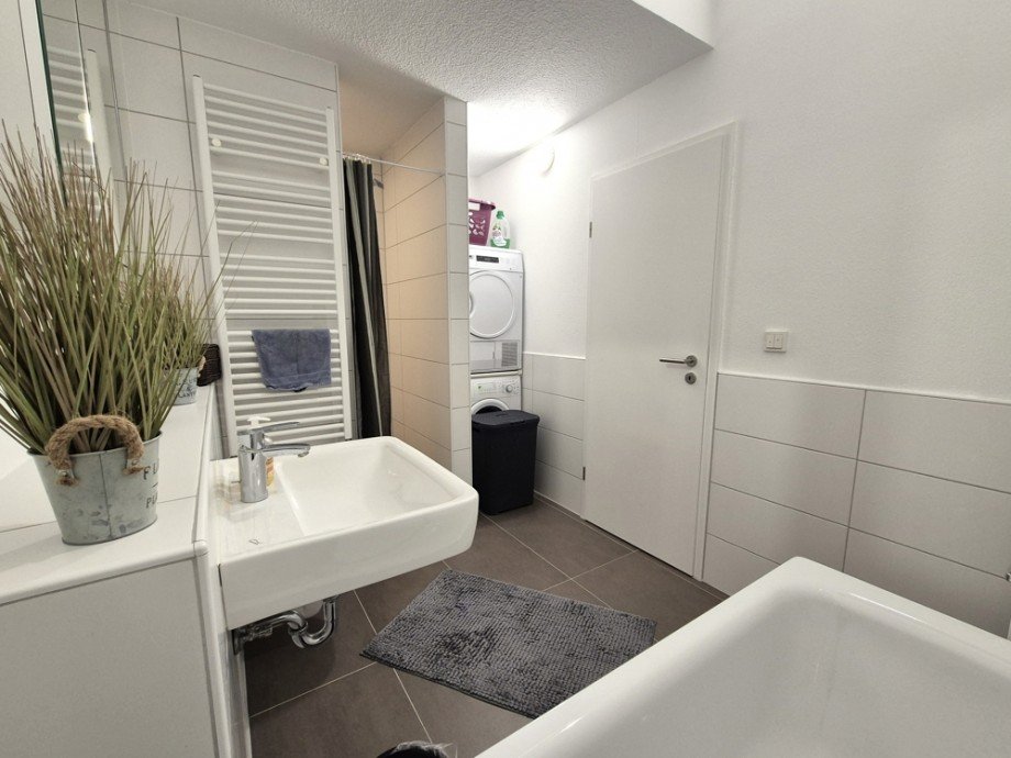 (21) Das umfangreich ausgestattete Badezimmer bietet u.a. auch einen Waschmaschinenanschluss Reihenmittelhaus Bottrop / Boy