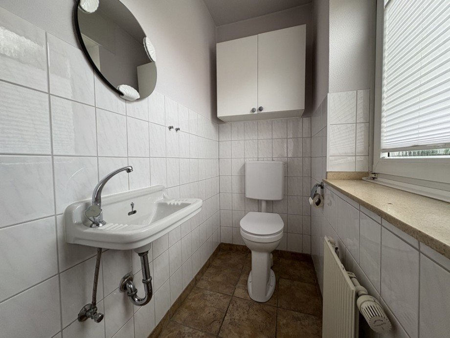 (13) Zur�ck im Wohnungsinneren blicken wir hier in das G�ste WC Zweifamilienhaus Bottrop / Stadtmitte