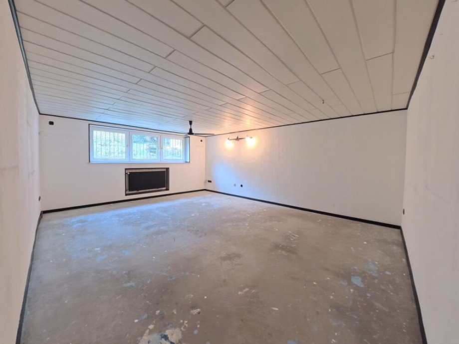 (25) Im Kellergeschoss befinden sich weitere auch wohnraumtauglich ausgebaute R�umlichkeiten (Nutzfl�che) Bungalow Bottrop / Welheim