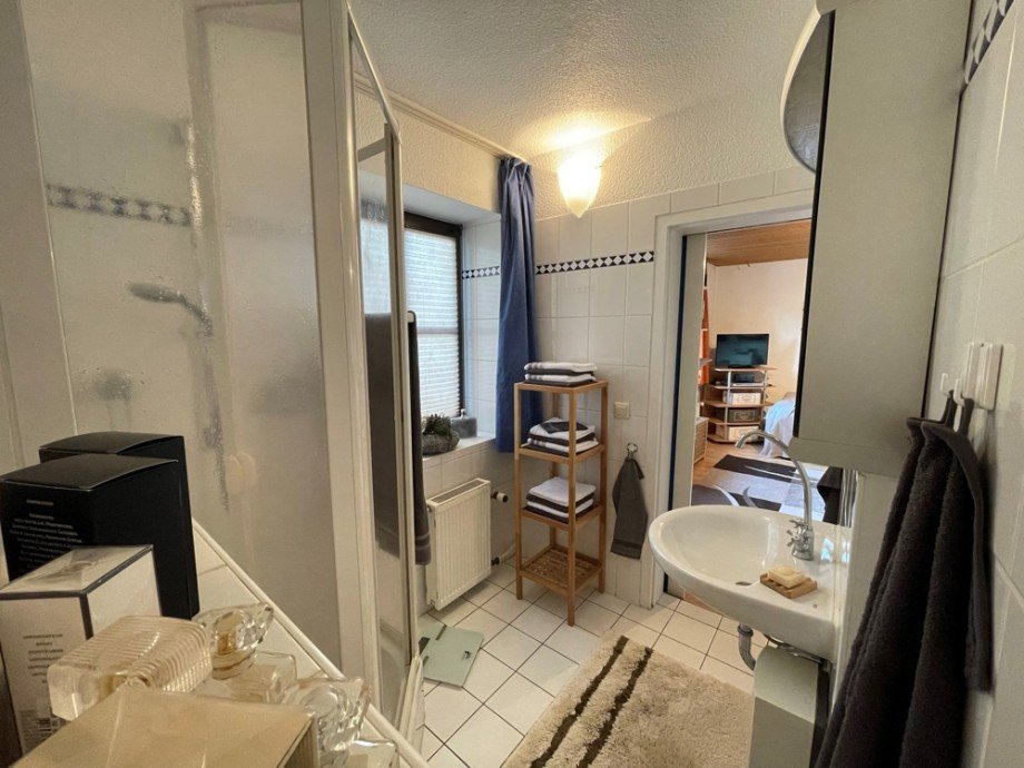 (30) Dieser ist direkt mit einem weiteren Duschbadezimmer verbunden Einfamilienhaus Bottrop / Feldhausen