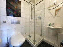 (7) Neben dem Treppenaufgang in den Spitzboden befindet sich dieses Duschbadezimmer *VERKAUFT*