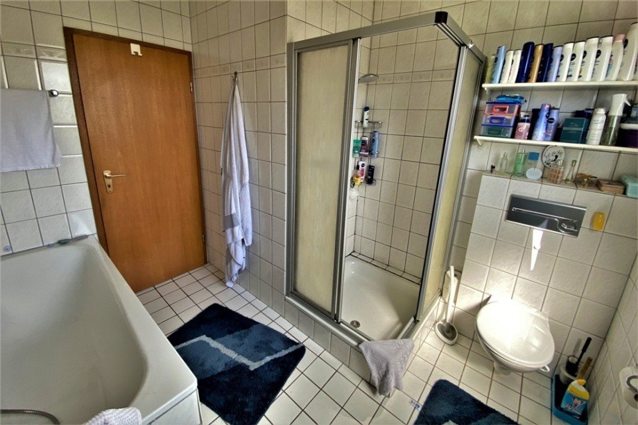 (14) Das Dusch- und Wannenbadezimmer im ersten Obergeschoss Zweifamilienhaus Bottrop / Lehmkuhle