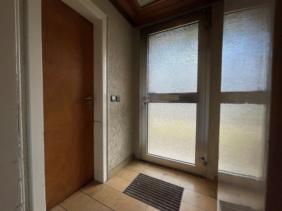 (4) Hier ein erster Einblick in den Windfang am Hauseingangsbereich Einfamilienhaus Bottrop / Stadtmitte