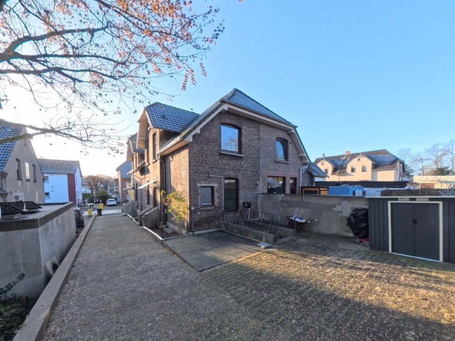 (3) Hier ein Blick auf die Geb�uder�ckseite inkl. praktischem Kellerabgang Zweifamilienhaus Bottrop / Stadtmitte