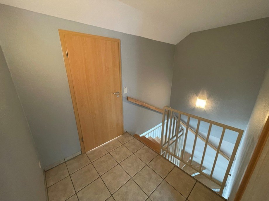 (17) Der Wohnungsflur im Dachgeschoss mit Blick auf den Badezimmerzugang Maisonettewohnung Bottrop / Welheim