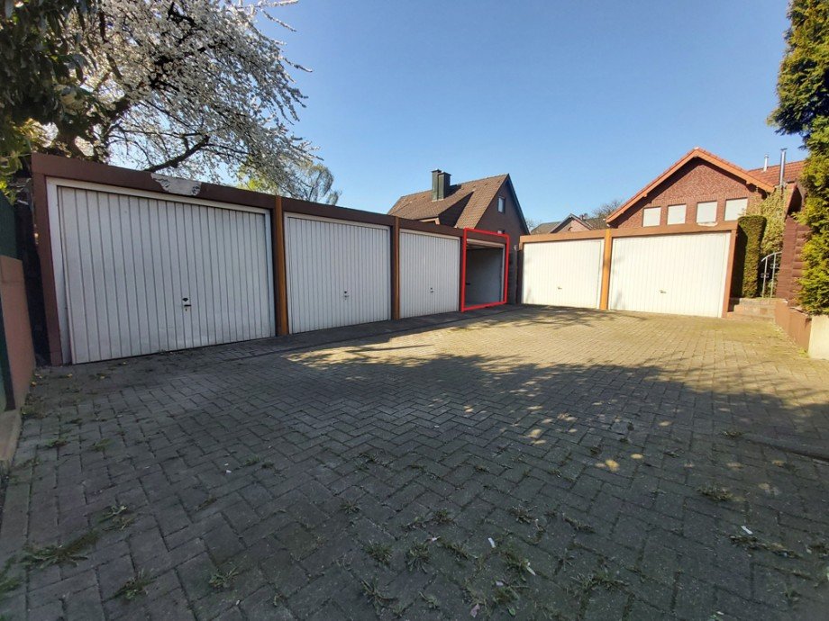 (23) Der gemeinschaftliche Garagenhof mit Blick auf die zur Wohnung geh�rende Garage Etagenwohnung Bottrop / Ebel