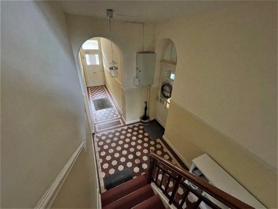 (4) Hier der Blick auf den Wohnungseingang im Erdgeschoss Mehrfamilienhaus M�lheim an der Ruhr / Speldorf