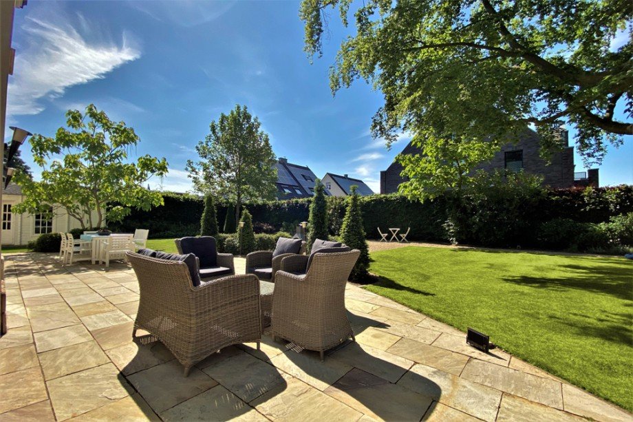 Die Terrasse mit angrenzenden Rasenfl�chen Einfamilienhaus Bottrop / Kirchhellen