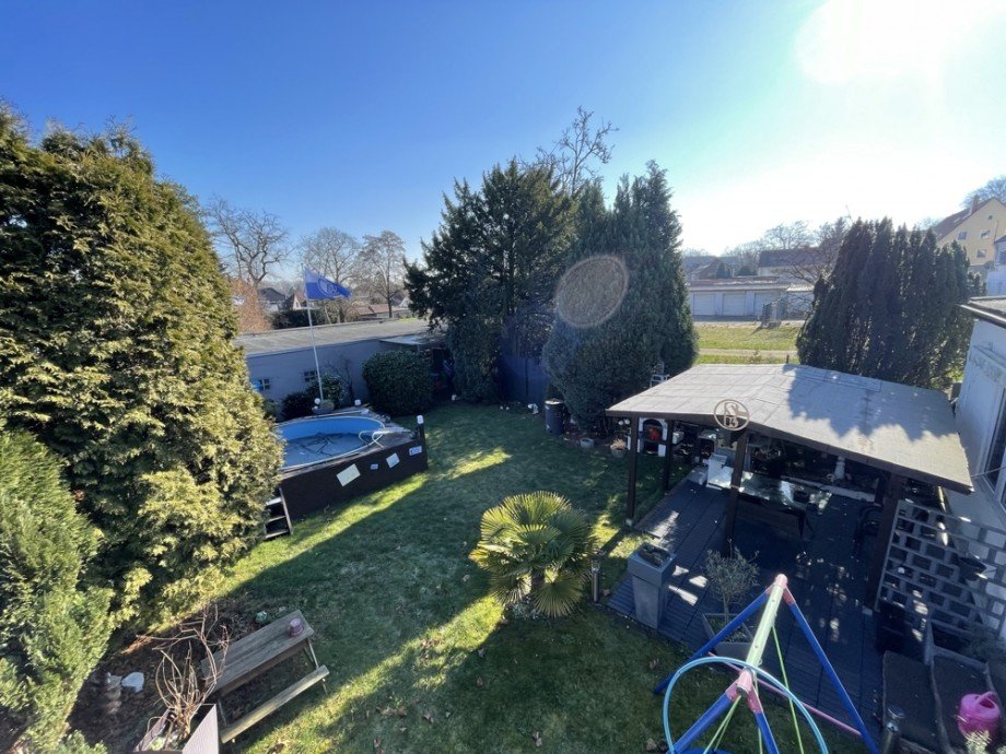 (35) Abschlie�end folgen nun Eindr�cke aus dem r�ckw�rtigen Gartengrundst�ck Haus Bottrop / Batenbrock