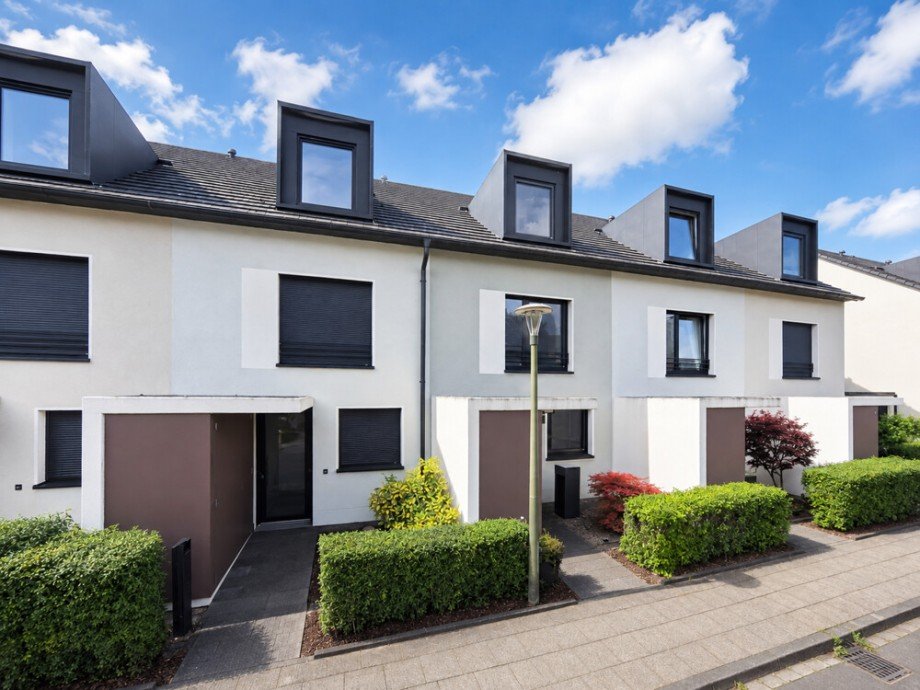 (2) Hier ein Blick auf die Geb�udefront Reihenmittelhaus Bottrop / Boy