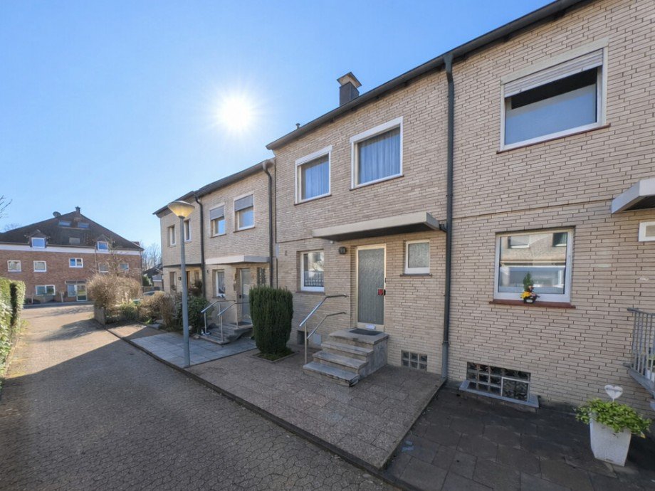 (2) Ein Blick auf den Hauseingangsbereich auf der Vorderseite Reihenmittelhaus Oberhausen / Tackenberg