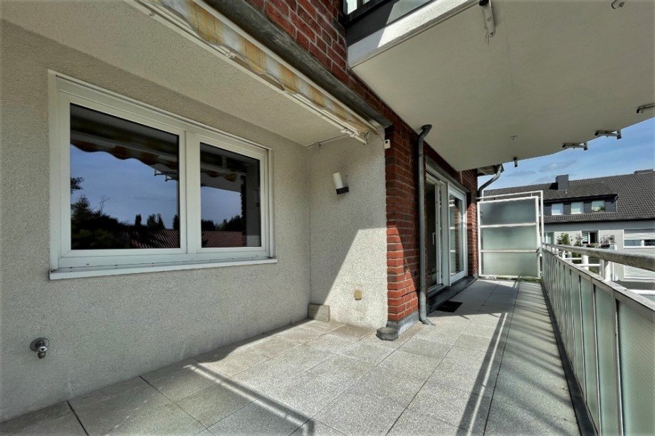 (9) Eine erste Impression vom teil�berdachten Balkon inkl. Sonnenschutzmarkise Etagenwohnung Bottrop / Stadtmitte
