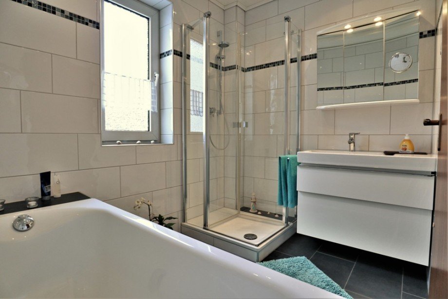 Das benachbarte und ebenfalls modernisierte Hauptbadezimmer der Wohnung Etagenwohnung Bottrop / Boy