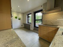 (10) Die K�che mit Blick in Richtung des r�ckseitigen Balkones (Archivbild) *VERMIETET*