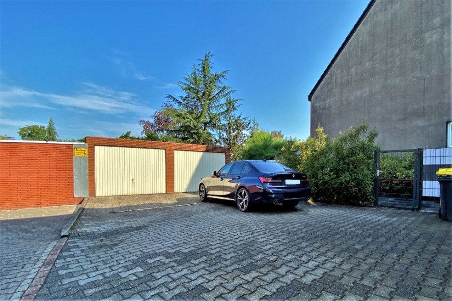 (4) Die beiden PKW Garagen und der Blick zum Gartenzugang Mehrfamilienhaus Bottrop / Fuhlenbrock
