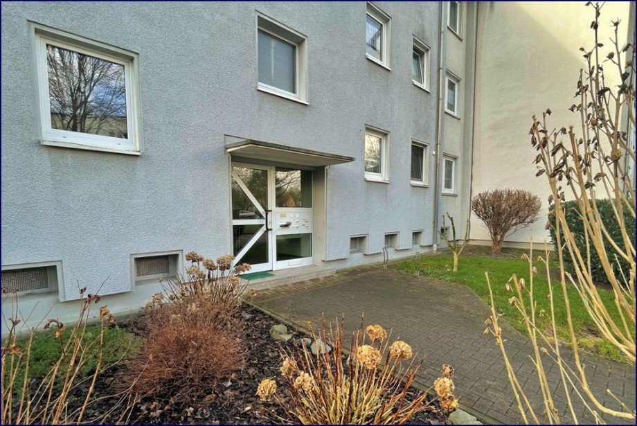 (2) Der gemeinschaftliche Hauseingangsbereich im Erdgeschoss Etagenwohnung Bottrop / Eigen